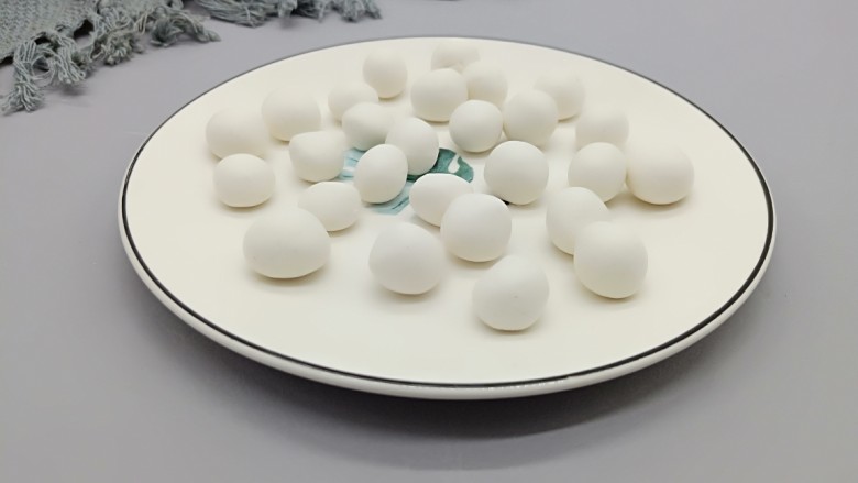 美容养颜佳品 红豆糯米汤圆,揉成小圆球(用温水和面有两个优点:一是让面团更好的起筋,二是搓好的小汤圆不容易粘连)