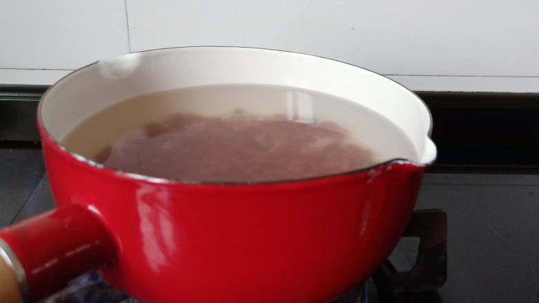 美容养颜佳品 红豆糯米汤圆,清水的用量一般是红豆的6~7倍,如果熬煮过程中觉得水量不够,可以添加适量开水,注意一定是开水,加凉水味道会不好。