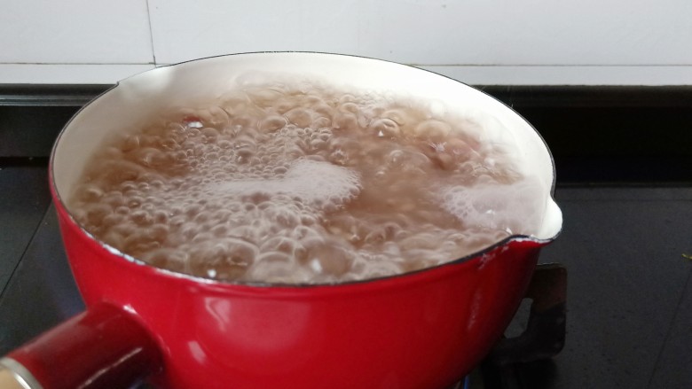 美容养颜佳品 红豆糯米汤圆,中火煮45分钟。