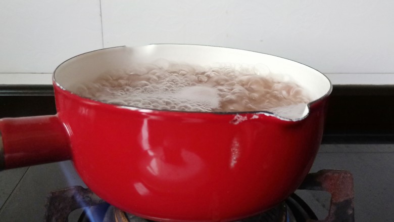 美容养颜佳品 红豆糯米汤圆,煮开后开中火慢慢炖着。想要煮出绵密的红豆汤,需要经过三个熬煮阶段:水开后大火10分钟 。
