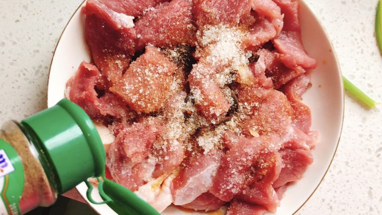 蜂蜜烤五花肉-下饭菜,撒入适量<a style='color:red;display:inline-block;' href='/shicai/ 704'>椒盐</a>,会很香。