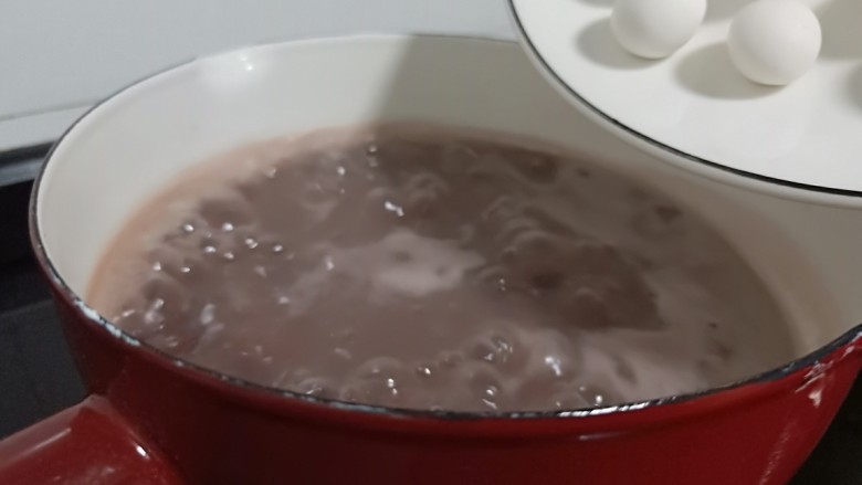美容养颜佳品 红豆糯米汤圆,搓好汤圆,可以直接放红豆汤里煮,煮到浮起即可!