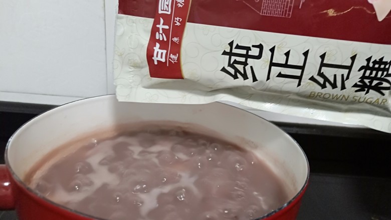 美容养颜佳品 红豆糯米汤圆,最后五分钟放红糖调味。大火可以让调味料更均匀的融入汤品。汤中加入一小撮食盐,约0.5克,做甜品时,加一点盐调味,可以更好地凸显食材的本味,同时丰富风味层次。红糖80克分批加入,调整到自己喜欢的甜度即可。