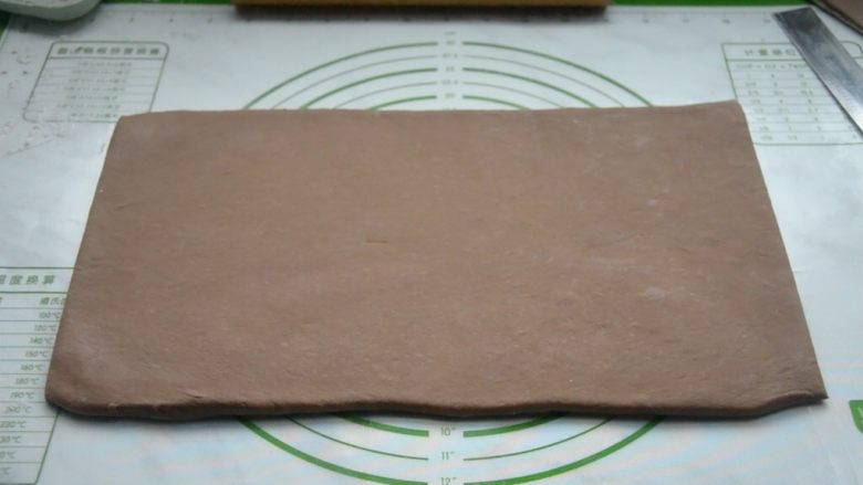 脏脏包,用擀面杖将面团擀开,慢慢用力擀成厚度均匀的面片,避免擀破,初次擀面团可切掉边缘不整齐的部分,这样成品层次会更好些。