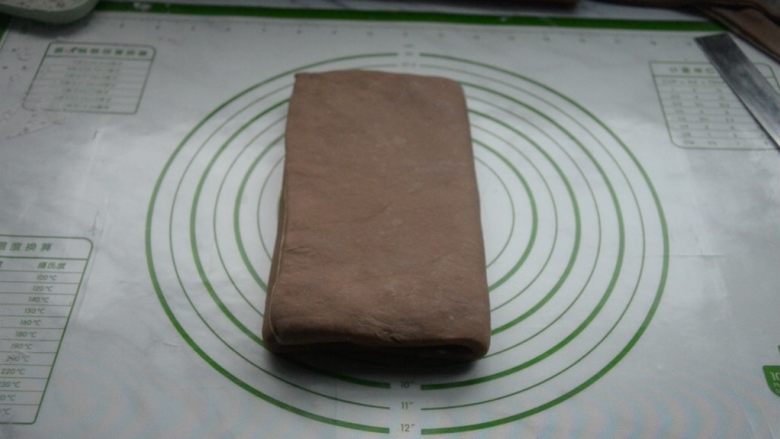 脏脏包,将面片从三分之一处向内折叠,另外一边也向内折叠,完成一次折叠,放入冰箱冷藏松弛15分钟。