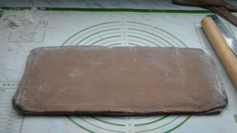 脏脏包,冷藏结束取出面团,再次均匀的擀开面团。