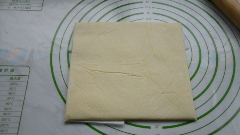 脏脏包,裹入黄油提前室温软化,放入油纸里,擀成均匀的黄油片,放入冰箱冷藏。