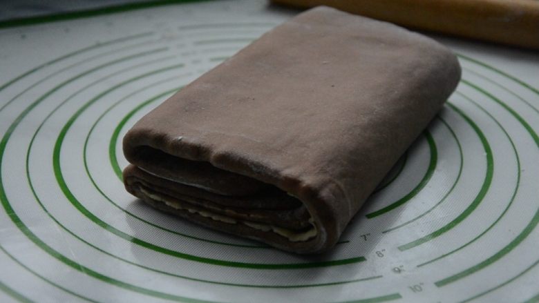 脏脏包,重复折叠的步骤,完成第二次三折,方冰箱冷藏松弛15分钟。再重复一次,完成三次三折。