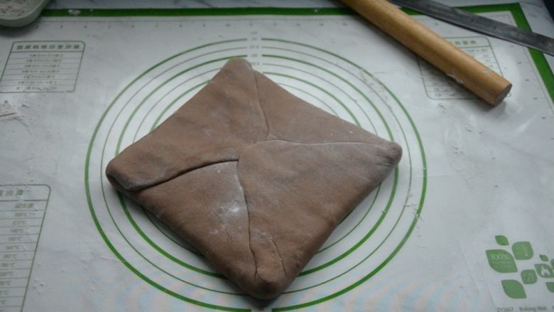 脏脏包,将面片四角向中间折叠,裹住黄油片,捏紧边缘。