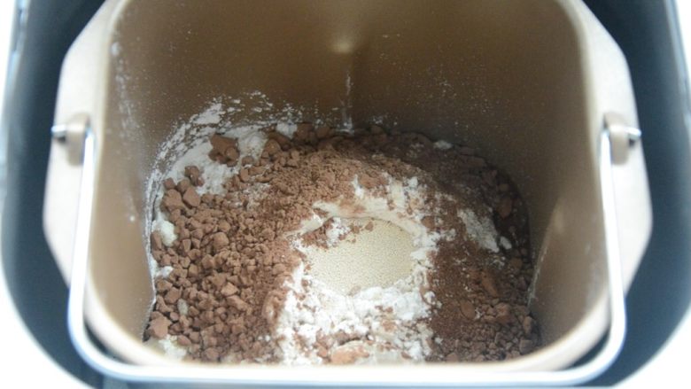 脏脏包,面包材料除黄油外,全部放入面包机内,启动揉面程序,揉成光滑面团。
