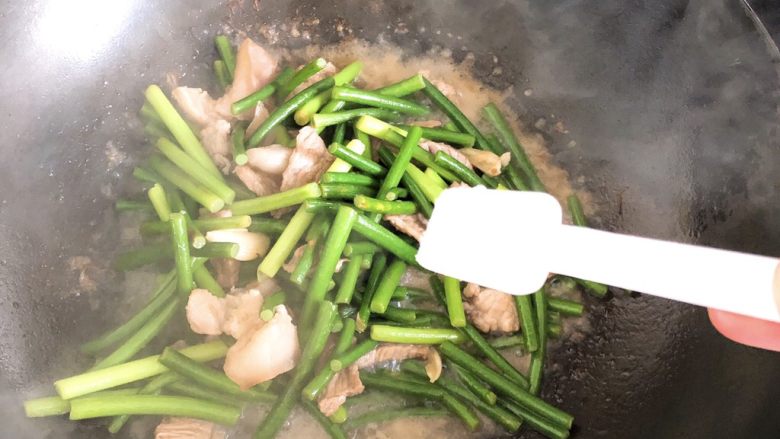 蒜苔炒肉-下饭菜,打开锅盖后,再加入少许水,加入1勺盐、1勺<a style='color:red;display:inline-block;' href='/shicai/ 10588'>糖</a>。