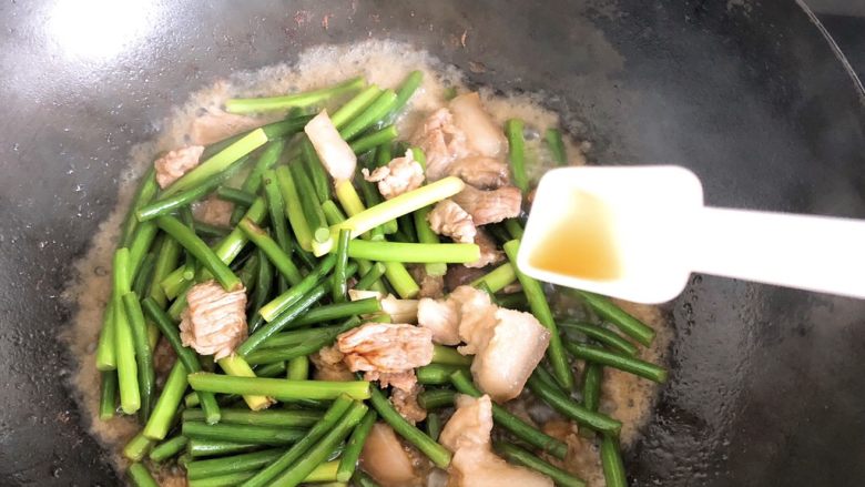 蒜苔炒肉-下饭菜,加入1勺<a style='color:red;display:inline-block;' href='/shicai/ 718'>料酒</a>,翻炒后,再盖上锅盖焖3~5分钟。