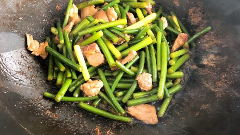 蒜苔炒肉-下饭菜,焖至软嫩,开盖炒至收汁即可出锅。