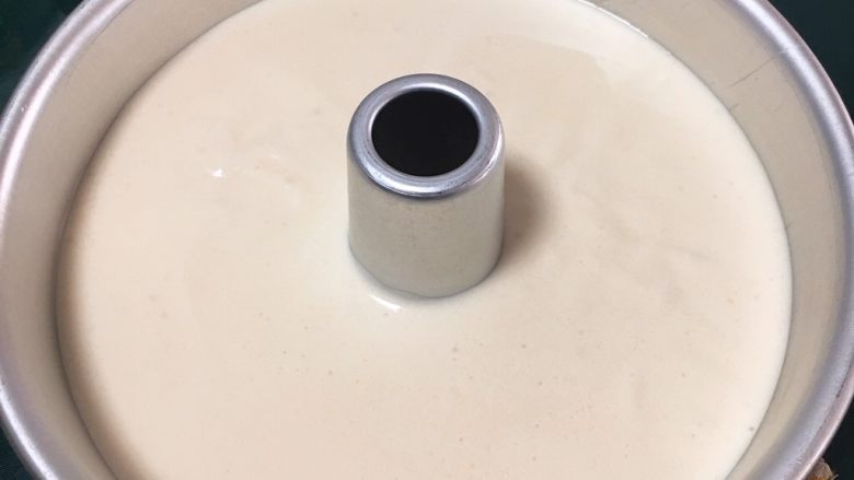 麦芽糖风味蛋糕,蛋糕糊倒入模具,震几下消泡。