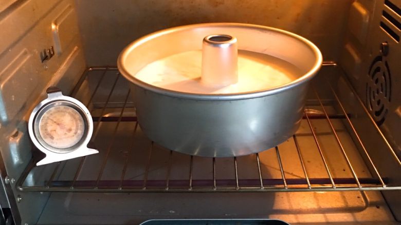 麦芽糖风味蛋糕,烤箱预热至150度,模具送入烤箱烤制40分钟。