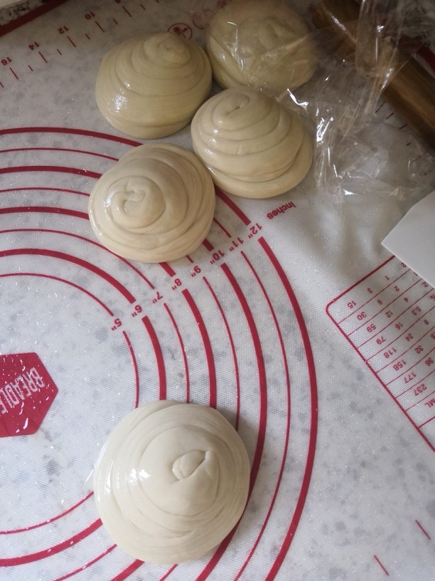 盘丝饼,杆成长方形,拥刮刀一条一条切开