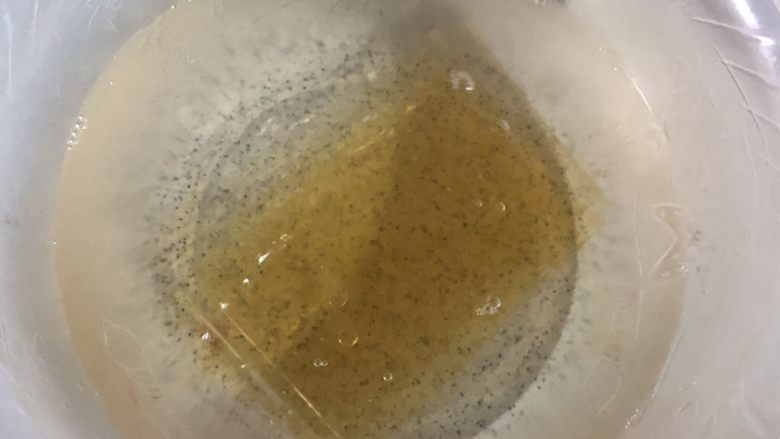 酸奶慕斯,明胶片纯净水泡软
(或凉白开,因为一会直接挤去水份就用了,夏天要加冰块或先放冰箱冰一下,明胶片很容易融化)