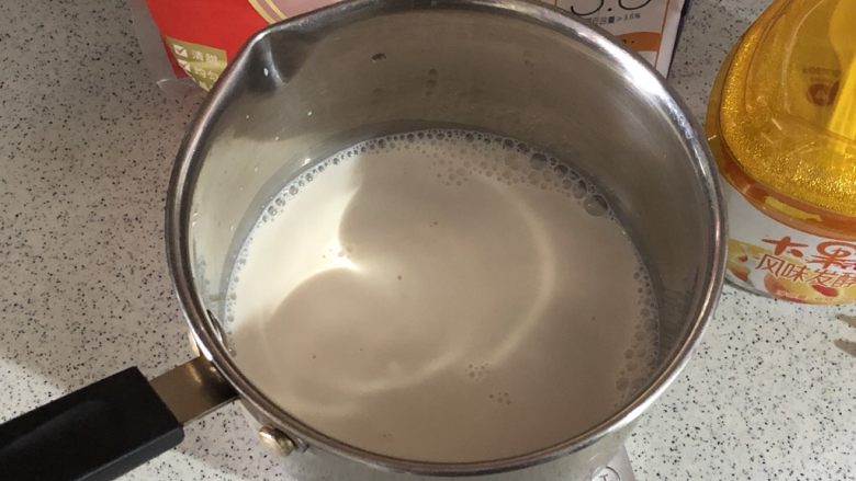 酸奶慕斯,牛奶或纯净水加糖,(糖也可与淡奶油一起打)加热至小冒泡