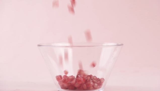 无添加石榴糖浆,<a style='color:red;display:inline-block;' href='/shicai/ 642'>石榴</a>顶部切平,剥开后取粒装碗