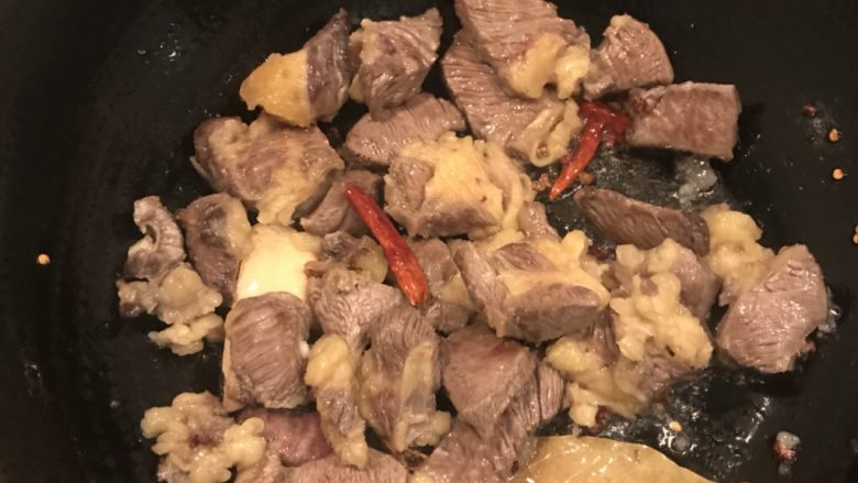 番茄萝卜炖牛腩,放入冰糖干辣椒花椒香叶煸香然后放入牛肉翻炒,出油之后放入料酒生抽