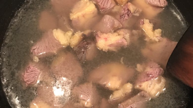 番茄萝卜炖牛腩,焯水洗净