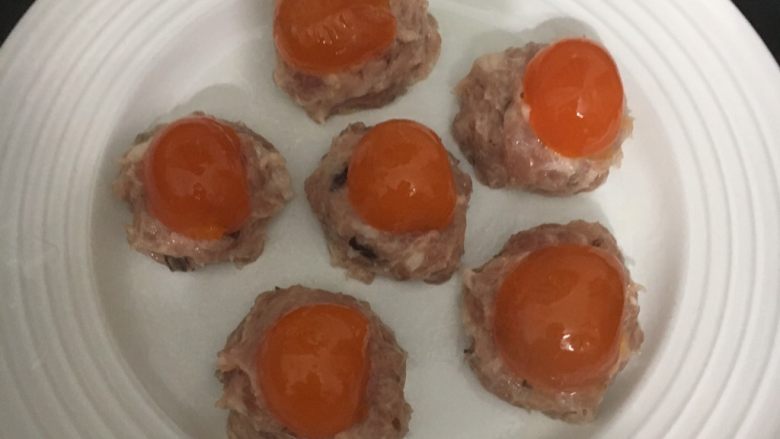 十味  咸蛋黄肉丸,热锅烧开水，放上肉丸蒸6分钟