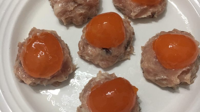 十味  咸蛋黄肉丸,蛋黄分别放上肉丸上