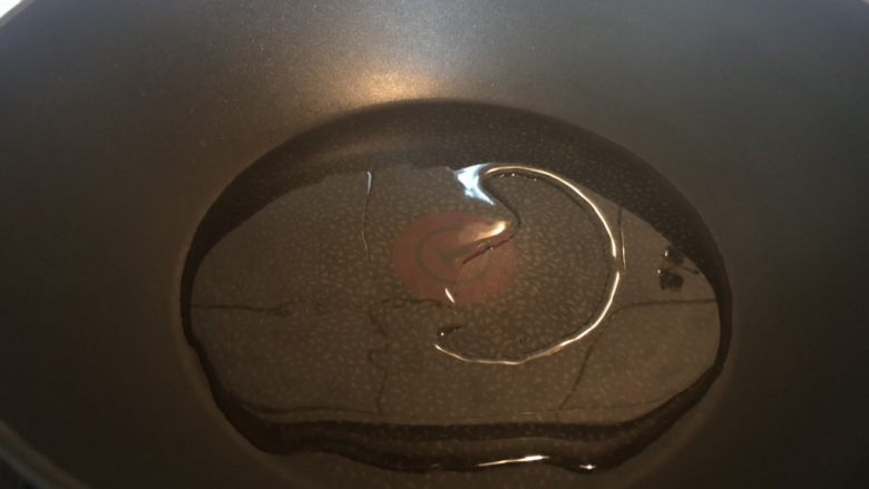 茭白虎皮蛋,干的锅中加油,大火加热。