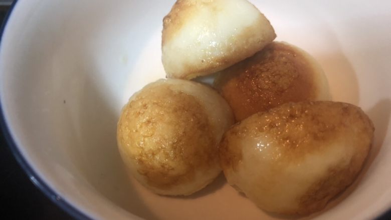 茭白虎皮蛋,半分钟给鸡蛋翻面,直到表面金黄起泡,沥油盛出。
