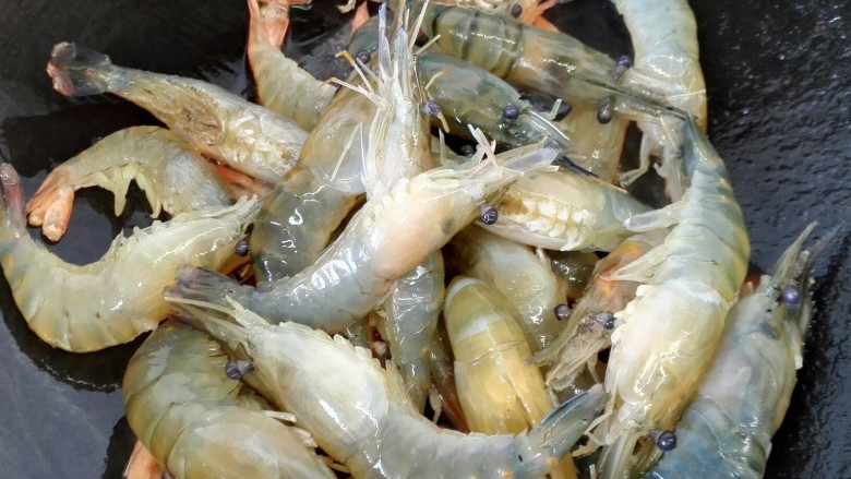 红烧沼虾,锅内放油烧热,放入虾翻炒