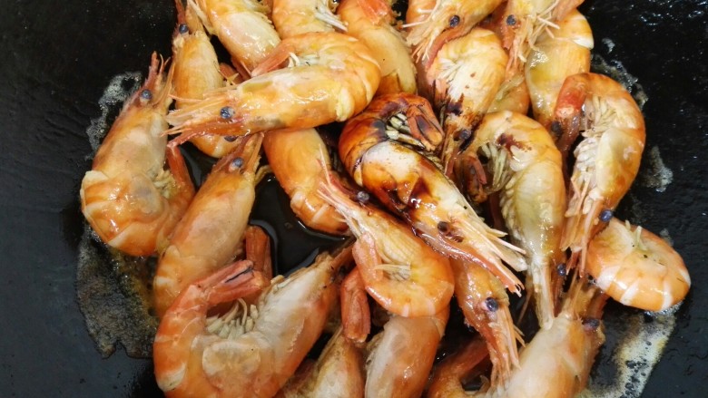 红烧沼虾,再加入少许<a style='color:red;display:inline-block;' href='/shicai/ 762'>老抽</a>上色,这道菜可以不加盐