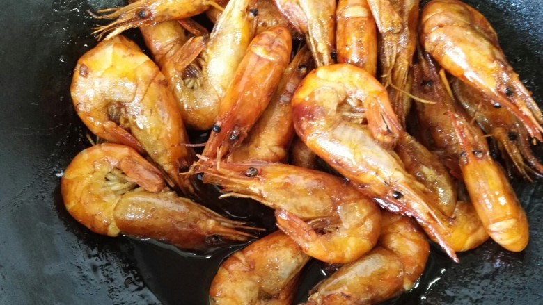 红烧沼虾,等汤汁收干,虾肉入味即可关火