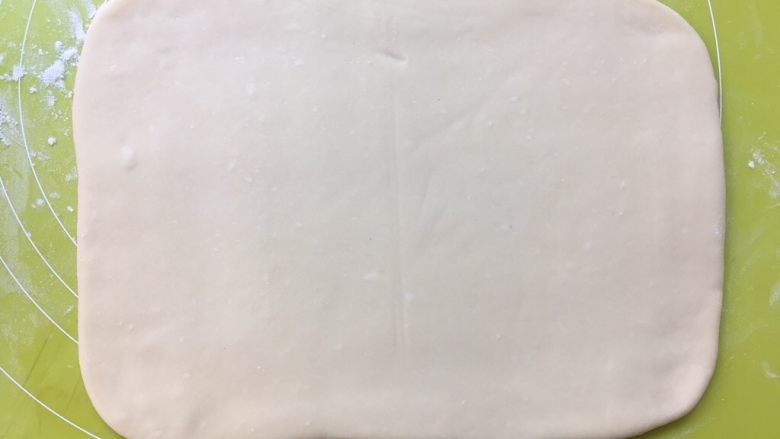 双色牛角酥,揉面垫上撒点干粉,冰箱取出冷冻的白色面团