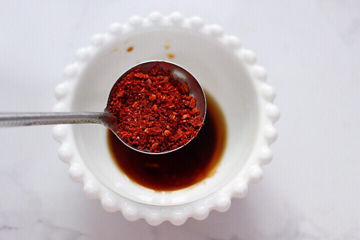 十味 美味油泼面,再放入一勺<a style='color:red;display:inline-block;' href='/shicai/ 761'>辣椒粉</a>。