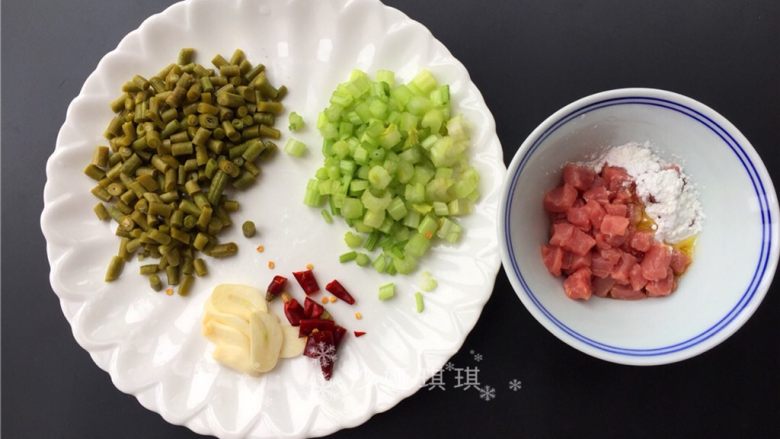 十味 泡豇豆炒牛肉粒,将各种材料切成如图所示,牛肉切丁加入适量淀粉和<a style='color:red;display:inline-block;' href='/shicai/ 847'>香油</a>拌匀。