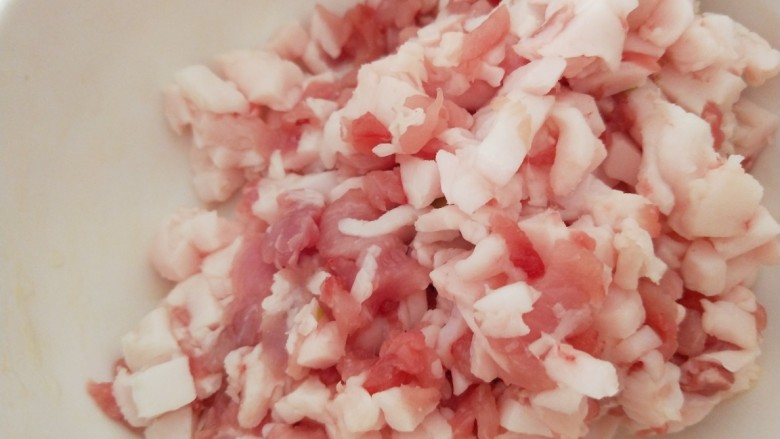 新文美食 红萝卜灯玉米团子,<a style='color:red;display:inline-block;' href='/shicai/ 428'>五花肉</a>切成小丁。