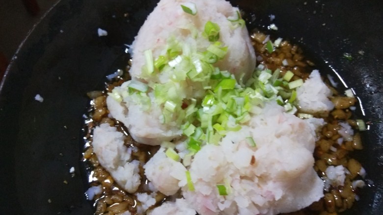 新文美食 红萝卜灯玉米团子,挤出水分放入锅中,在加入适量葱花。