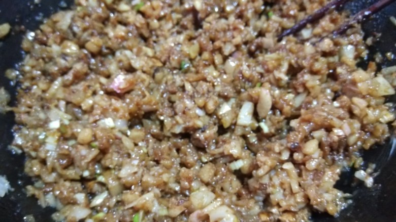 新文美食 红萝卜灯玉米团子,搅拌均匀备用。