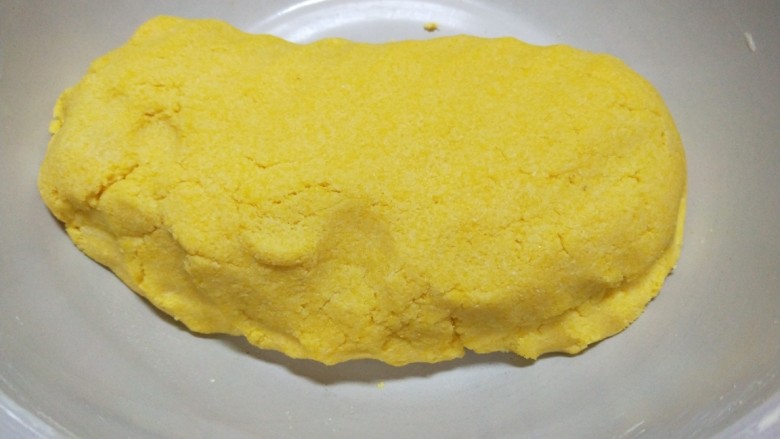 新文美食 红萝卜灯玉米团子,用温水合成面团,要反复用手掌搓才会更好吃。