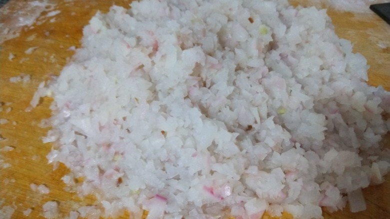 新文美食 红萝卜灯玉米团子,煮好的红萝卜片剁碎。