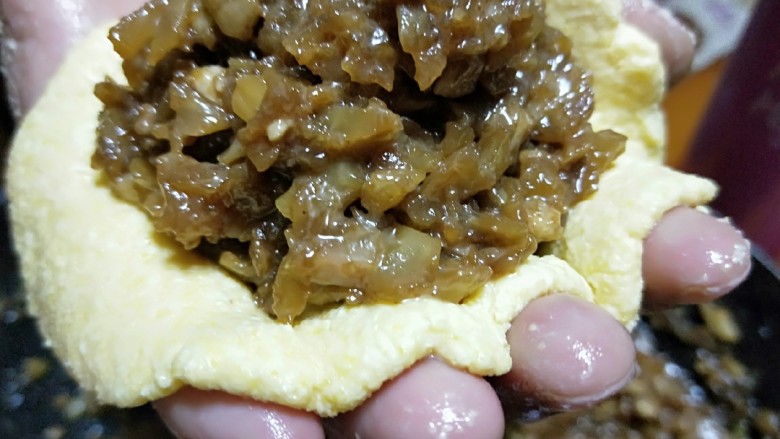 新文美食 红萝卜灯玉米团子,装入馅料包好。