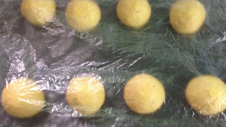 全麦紫薯南瓜面包,拿出排气松弛后把面团分割成均等的8个,滚圆后继续松弛。