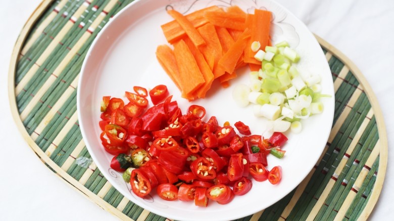 美食丨超级无敌下饭家常菜 芹菜香干 ~,所有食材洗净备用,芹菜去茎切段,香干、胡萝卜切条,辣椒、蒜苗切小段。