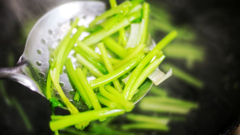 美食丨超级无敌下饭家常菜 芹菜香干 ~,芹菜焯盐水30秒左右捞出泡入冷水中。
