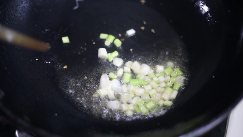 美食丨超级无敌下饭家常菜 芹菜香干 ～,锅中热油，倒入切好的蒜苗爆香。