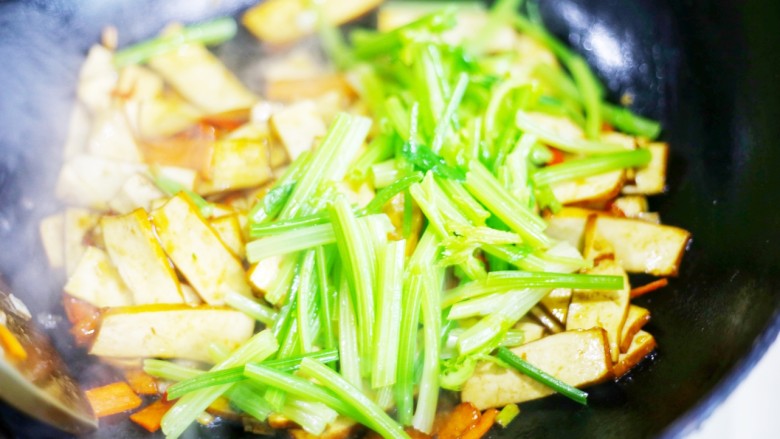 美食丨超级无敌下饭家常菜 芹菜香干 ～,最后加入芹菜、适量盐翻炒均匀即可出锅。