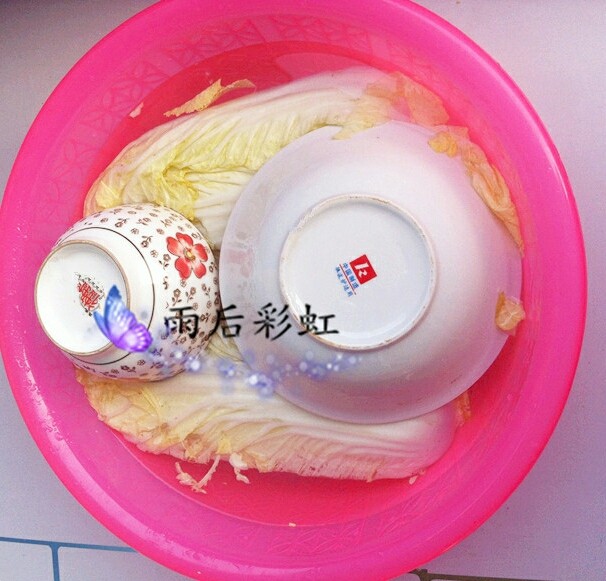 十味 辣白菜,保证白菜的每一个部位,都均匀的洒上海盐,然后用大碗把白菜压紧。