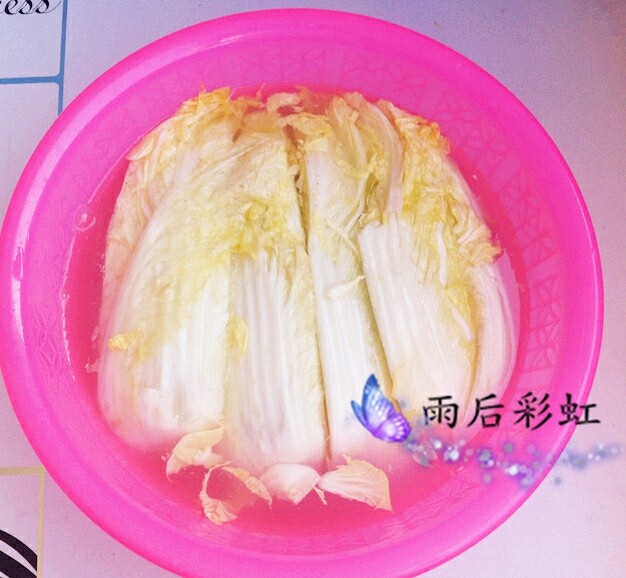 十味 辣白菜,八个小时之后拿开大碗,发现白菜已经软了不少