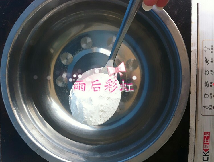 十味 辣白菜,准备一个不锈钢锅,我直接准备了大碗,开小火放水,放三勺<a style='color:red;display:inline-block;' href='/shicai/ 520'>糯米粉</a>