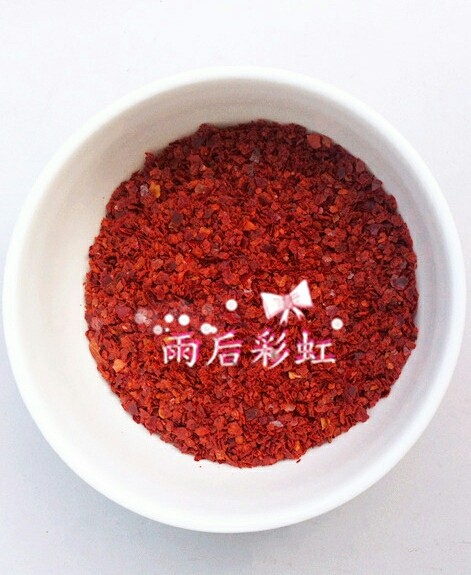 十味 辣白菜,准备半碗辣椒面,<a style='color:red;display:inline-block;' href='/shicai/ 86564'>韩国辣椒面</a>,如果想吃特别辣的可以再掺和一点特辣的中式辣椒面